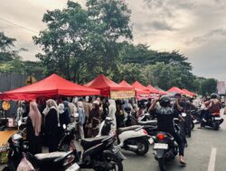 Takjil Ramai di Depan Masjid Raya Baiturrahman, Jalanan Macet dan Dipenuhi Parkir Liar