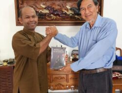 Hasbaini, Penulis Buku “Menolak Menyerah” Serahkan Karya Inspiratifnya kepada Pakar Ekonomi Aceh, Prof Raja Masbar