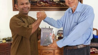Hasbaini, Penulis Buku “Menolak Menyerah” Serahkan Karya Inspiratifnya kepada Pakar Ekonomi Aceh, Prof Raja Masbar