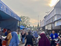 Jelang Berbuka, Alun-Alun Pasar Gandapura Dipadati Warga Berburu Takjil