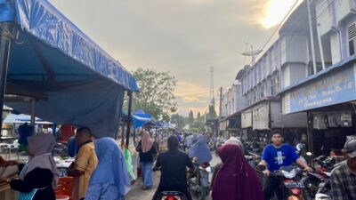 Jelang Berbuka, Alun-Alun Pasar Gandapura Dipadati Warga Berburu Takjil