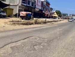 Jalan Berlubang di Jalur Medan–Banda Aceh Belum Diperbaiki, Warga Minta Pengendara Waspada