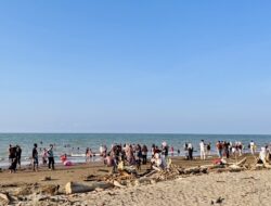 Libur Lebaran Belum Usai, Pantai Cemara Tetap Diserbu Wisatawan hingga Akhir Pekan