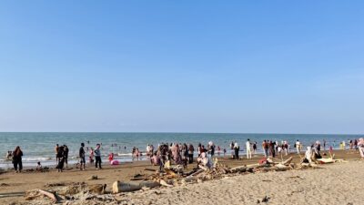 Libur Lebaran Belum Usai, Pantai Cemara Tetap Diserbu Wisatawan hingga Akhir Pekan