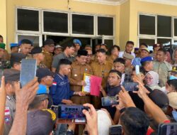 Ratusan Massa FORMAT Geruduk Kantor Bupati Aceh Singkil, Beri Penghargaan “Khayalan Tinggi”