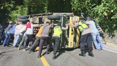 Truk Box Terbalik di Tikungan Gunung Paro, Sopir Selamat Tanpa Luka