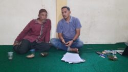 Wartawan SNN melakukan wawancara bersama Ketua Kelompok Tani Sawah Tengah, Suhardi (kiri), di Gampong Pulokambing, Kecamatan Kluet Utara, Kabupaten Aceh Selatan, Kamis (2/4/2026). (Foto: Dok. SNN/Khairul Badri).