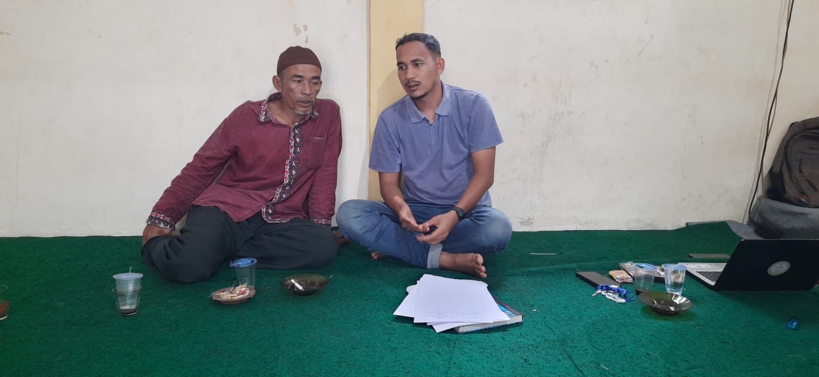 Wartawan SNN melakukan wawancara bersama Ketua Kelompok Tani Sawah Tengah, Suhardi (kiri), di Gampong Pulokambing, Kecamatan Kluet Utara, Kabupaten Aceh Selatan, Kamis (2/4/2026). (Foto: Dok. SNN/Khairul Badri).